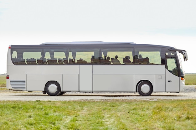 Foto viajes, turismo, viaje por carretera y transporte de pasajeros - autobús turístico que permanece al aire libre