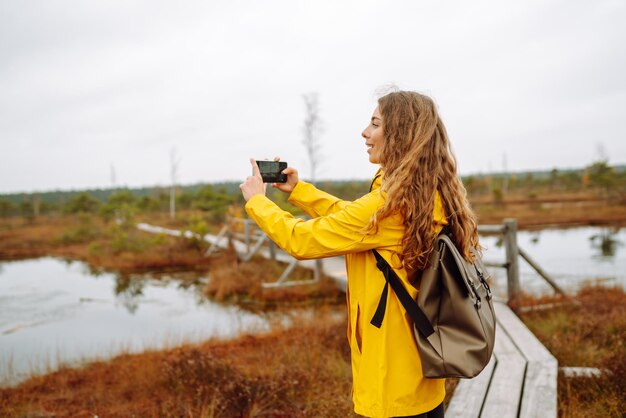 Viajes turísticos en la naturaleza fotografías paisajes en pantanos usando teléfono móvil Estilo de vida activo