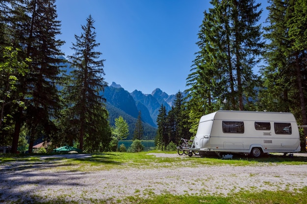 Viajes de vacaciones familiares, viajes de vacaciones en autocaravana RV, vacaciones en coche de caravana. Naturaleza hermosa Italia paisaje natural Alpes.