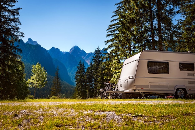 Viajes de vacaciones familiares, viajes de vacaciones en autocaravana, vacaciones en coche de caravana. Naturaleza hermosa Italia paisaje natural Alpes.