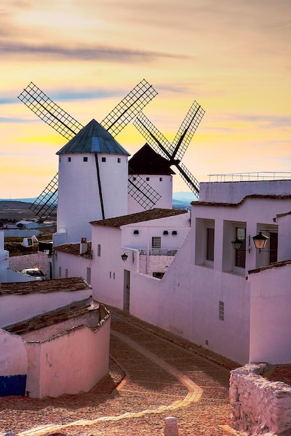 Viajes vacaciones vista de molinos de viento en Castilla la mancha España