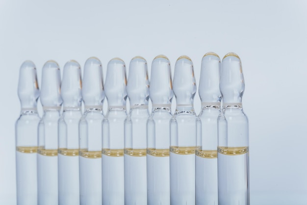 El vial de ampolla médica de vidrio para medicamentos inyectables es cloruro de sodio líquido con agua