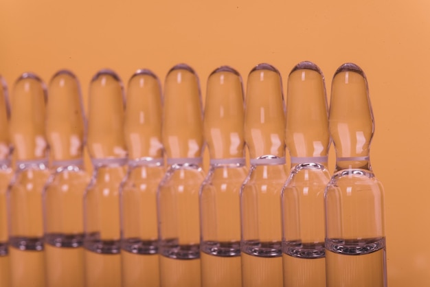 El vial de ampolla médica de vidrio para medicamentos inyectables es cloruro de sodio líquido con agua