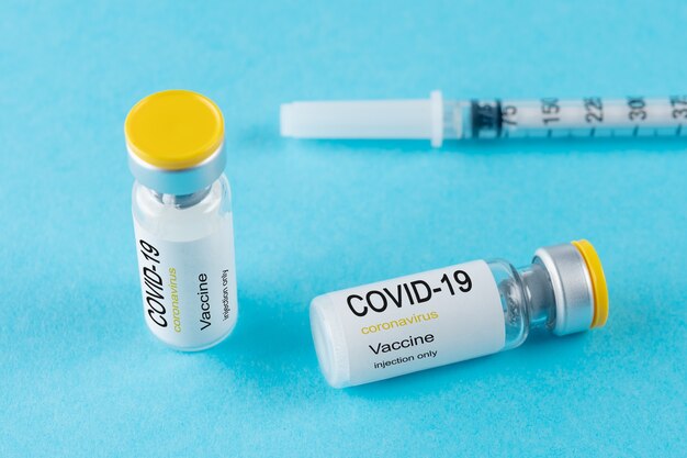 Vial de vacuna de coronavirus de vidrio con una jeringa