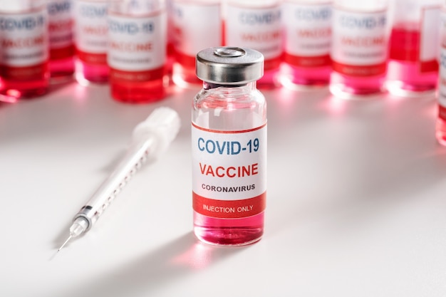 Vial de vacuna de vidrio para vacunación contra la pandemia de coronavirus en blanco