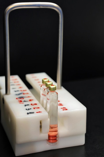 Foto viales de control de calidad para inyección viales de control individuales bajo el microscopio nueva farmacéutica producción de medicamentos estériles farmacología y personas juntas la ampolla bajo el microscopio