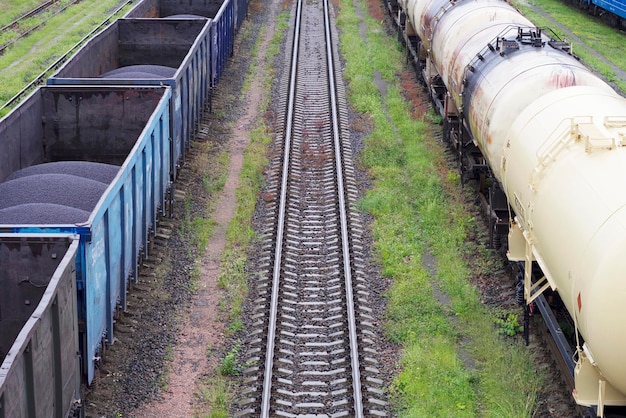 vías de carga en la estación de tren