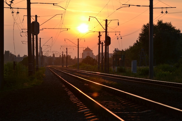 Vías de ferrocarril al amanecer al atardecer