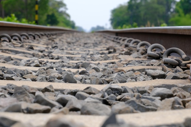 Vías de ferrocarril con una cadena sobre ellas