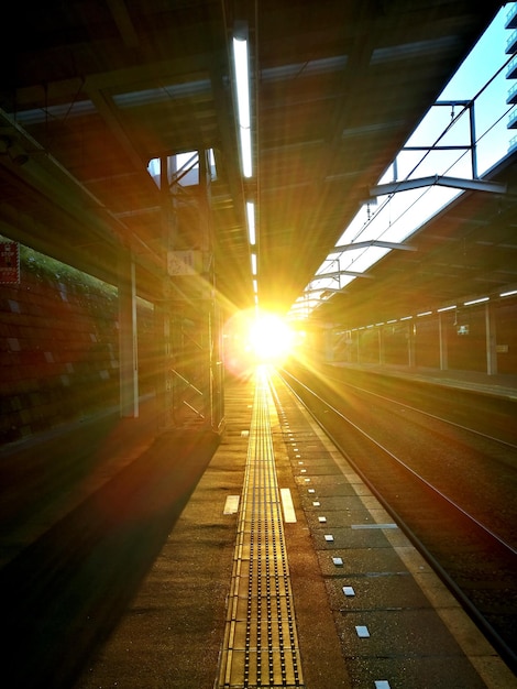 Foto las vías del ferrocarril contra el cielo al atardecer