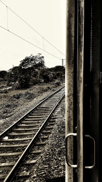 Foto las vías del ferrocarril contra un cielo despejado