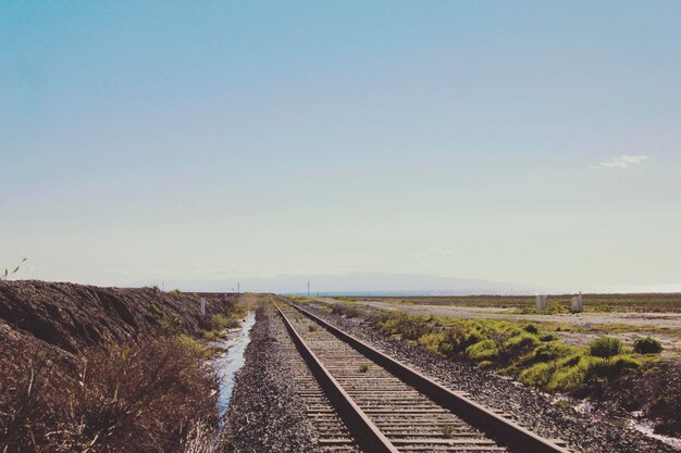 Las vías del ferrocarril contra el cielo en un día soleado