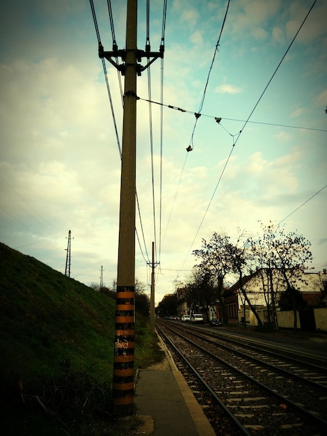 Foto las vías del ferrocarril contra el cielo nublado