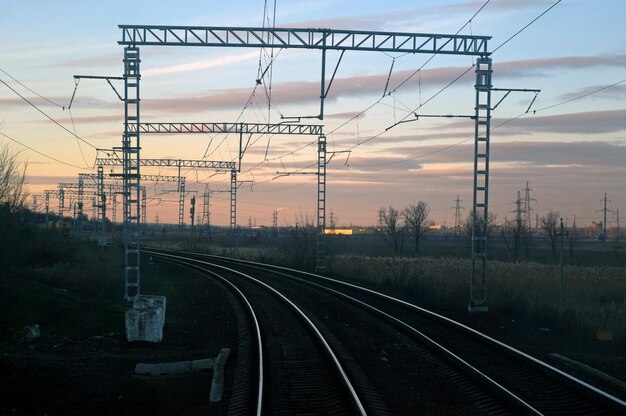 Foto las vías del ferrocarril contra el cielo durante la puesta de sol