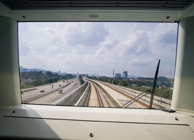Foto las vías del ferrocarril contra el cielo vistas a través del parabrisas del tren