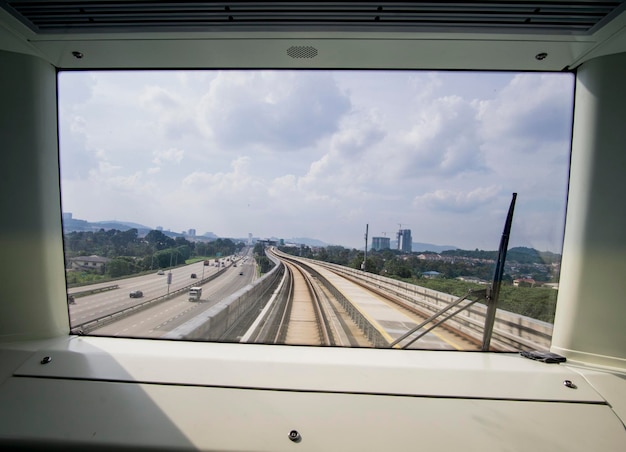 Las vías del ferrocarril contra el cielo vistas a través del parabrisas del tren