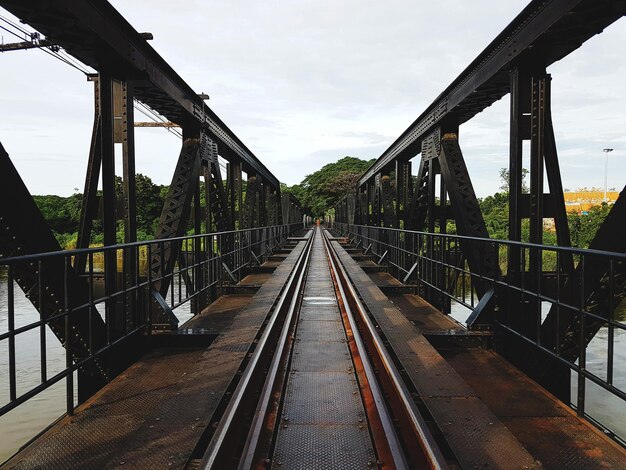 Foto las vías del ferrocarril contra el cielo