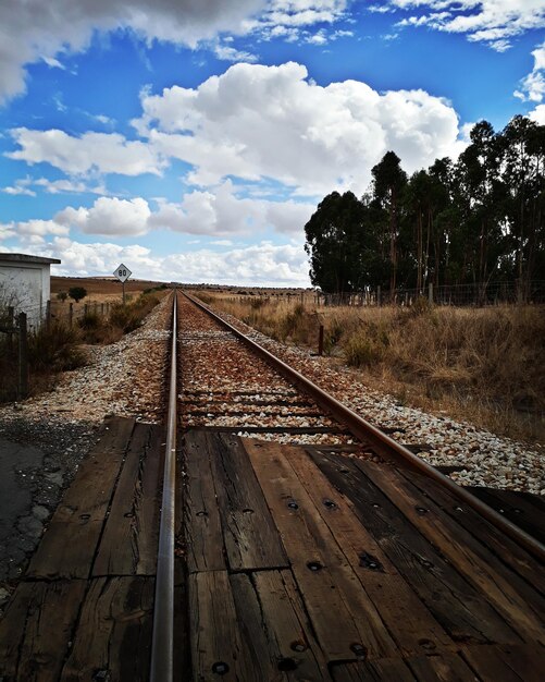 Foto las vías del ferrocarril contra el cielo