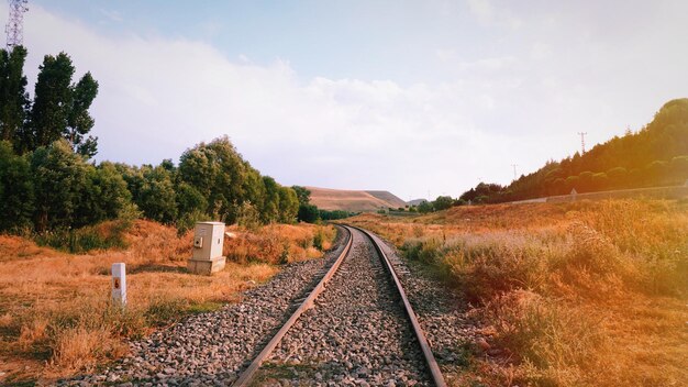 Las vías del ferrocarril contra el cielo