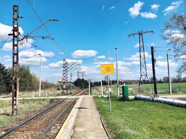 Foto las vías del ferrocarril contra el cielo