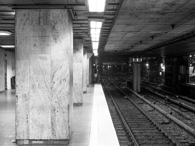 Foto las vías del ferrocarril contra el cielo