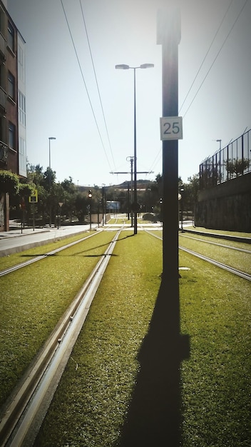 Foto las vías del ferrocarril contra el cielo