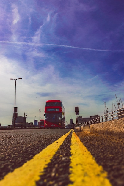 Foto las vías del ferrocarril contra el cielo