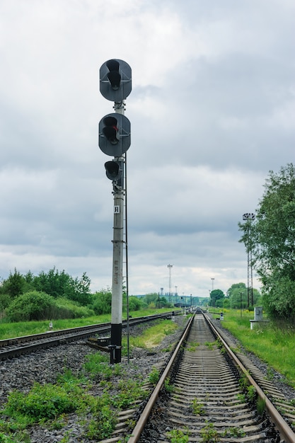 Las vías del ferrocarril en una distancia.