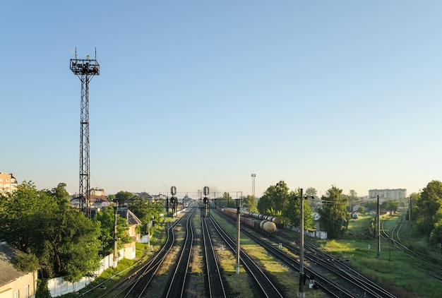 Vías de ferrocarril, hay vagones de mercancías en la distancia