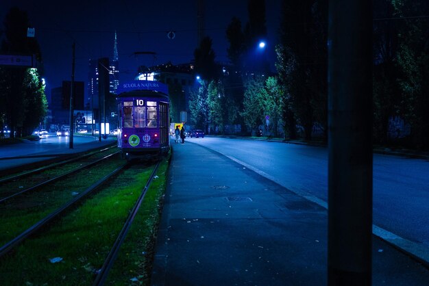Foto las vías del ferrocarril iluminadas contra el cielo por la noche