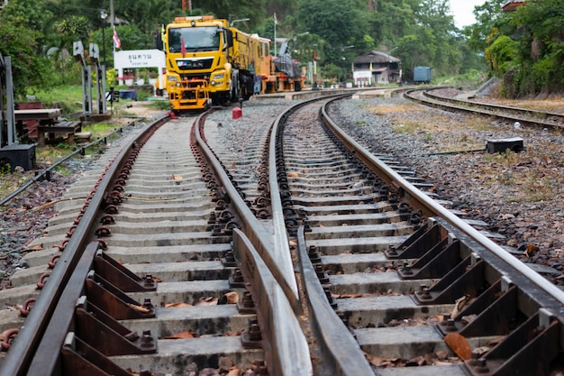 vías del ferrocarril o paso del túnel ferroviario en Tailandia