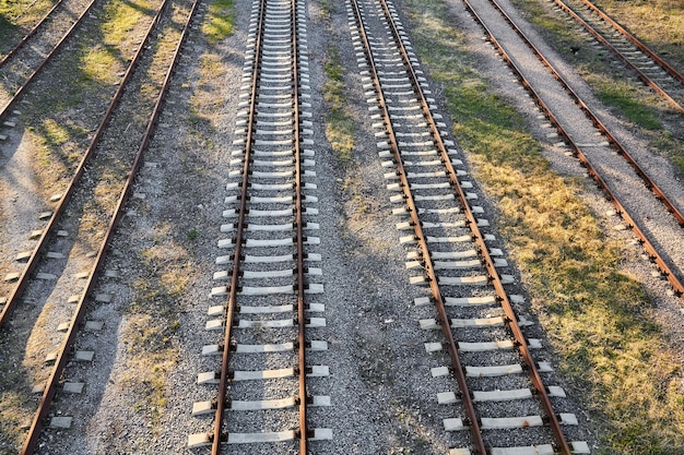 Vías de ferrocarril oxidadas en grava