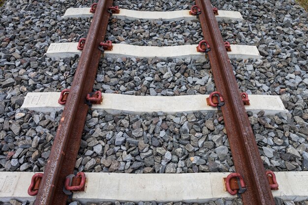 Vías del ferrocarril con óxido en el fondo de la roca