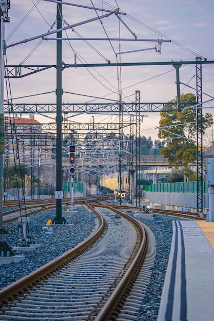 Vías de ferrocarril durante la puesta de sol