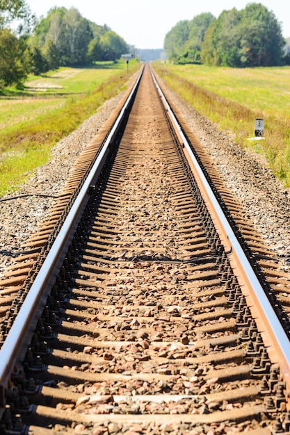 Vías de ferrocarril que se extienden en la distancia