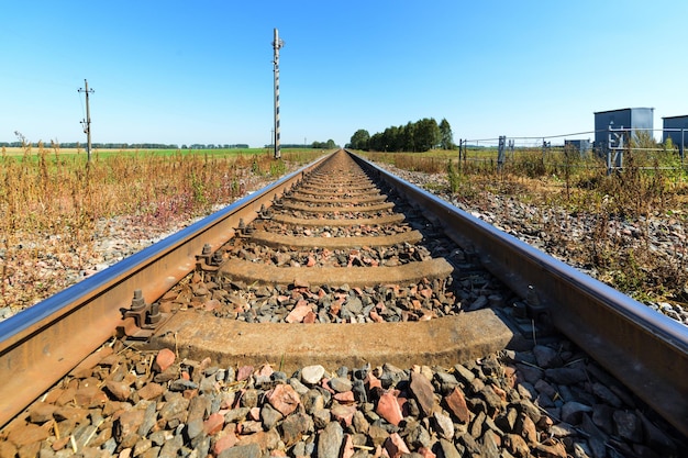 Vías de ferrocarril que se extienden en la distancia