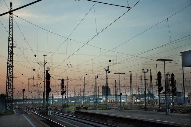 Vías de ferrocarril vacías de la estación de tren Mannheim Hauptbahnhof en el tiempo de la mañana en Mannheim, Alemania