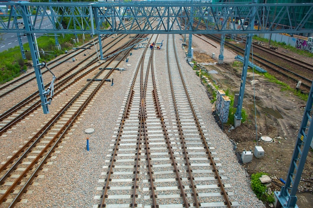 Vías ferroviarias cerca del cruce.