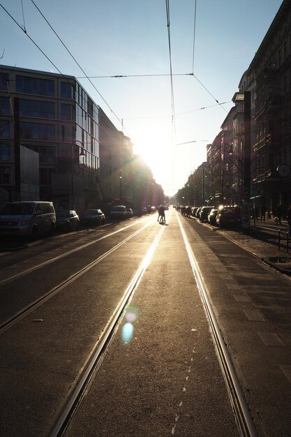 Foto vias ferroviárias em meio a edifícios na cidade