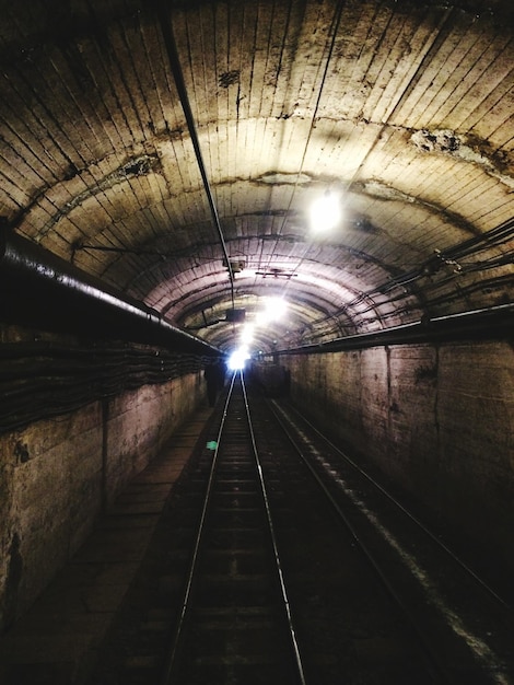 Foto vias ferroviárias em túnel