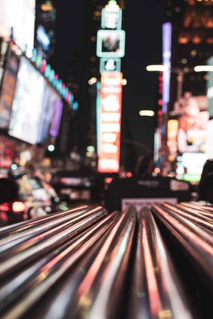 Foto vias ferroviárias iluminadas pela rua na cidade à noite