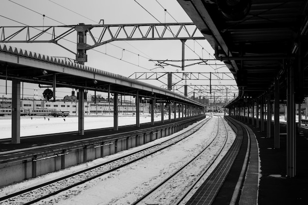 Vías ferroviarias en la plataforma de la estación de ferrocarril