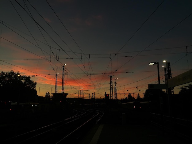 Vías ferroviarias en la plataforma de la estación de ferrocarril