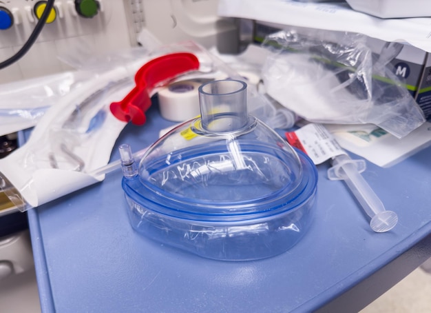 Las vías respiratorias del hospital enmascaran el sistema de ventilación mientras brindan soporte respiratorio que salva vidas a un paciente.