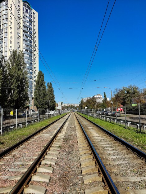 Vías de tranvía vacías en la perspectiva lejana de la ciudad durante el día