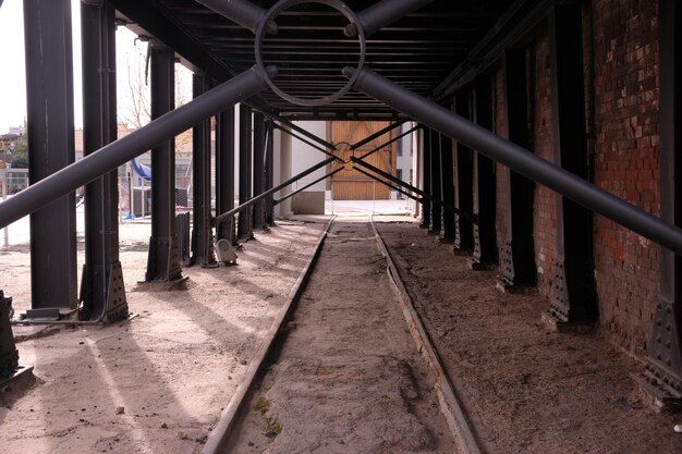 Las vías del tren están debajo de un edificio que se está construyendo en la ciudad de amsterdam.