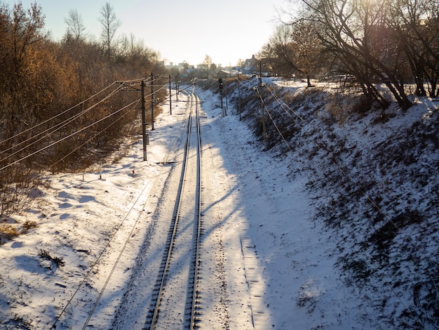 Vías de tren en la nieve