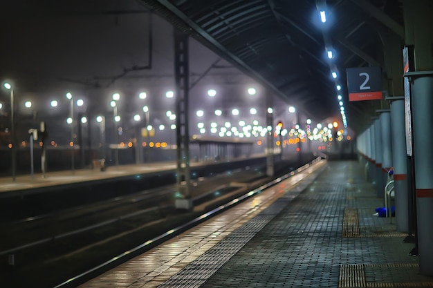 vías del tren paisaje nocturno en la estación de tren niebla otoño