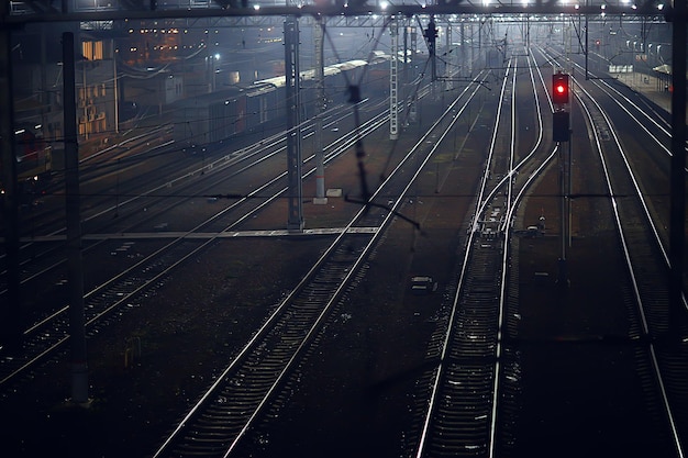 vías del tren paisaje nocturno en la estación de tren niebla otoño