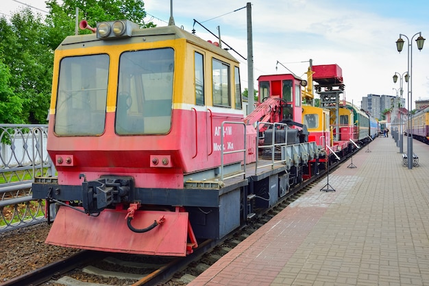 Vías de tren de servicio de tren retro vintage en la plataforma en el museo de trenes